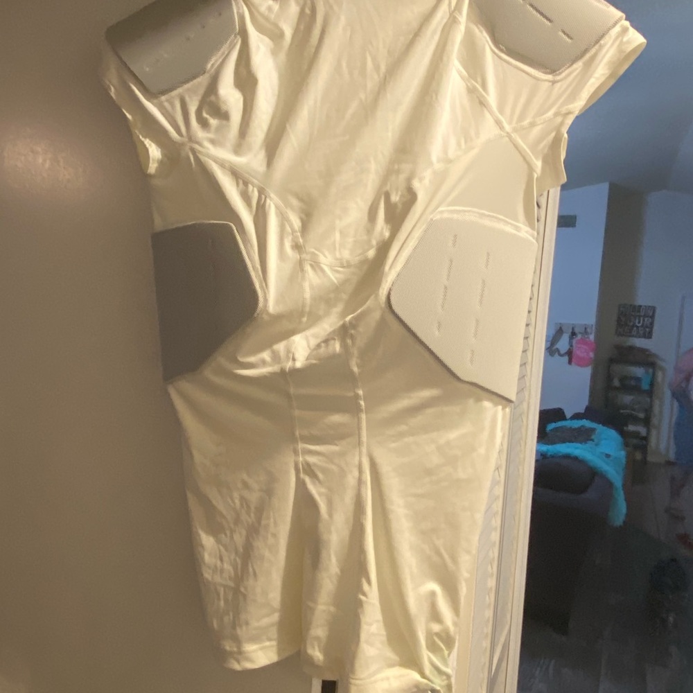 Brand new under pads Nike top - Picture 3 of 3